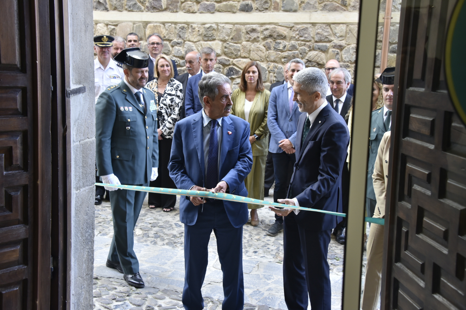 •	El ministro del Interior ha inaugurado en la localidad cántabra la ampliación y reforma del cuartel de la Guardia Civil