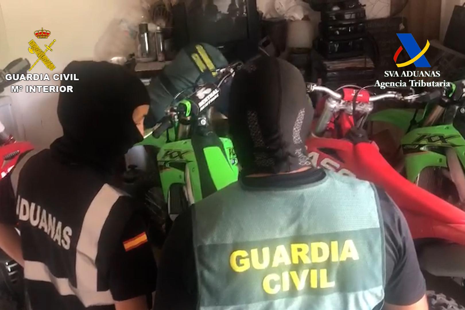 la guardia civil delante de las motocicletas de cross incautadas