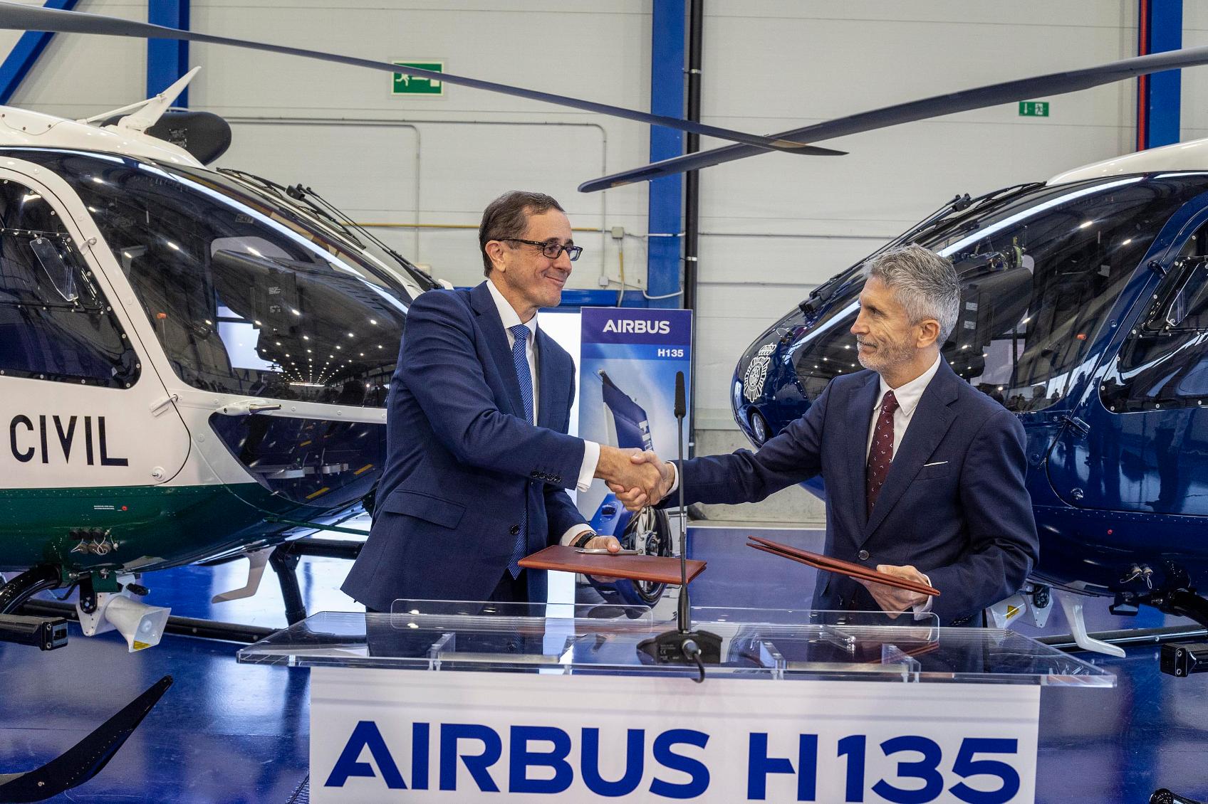 Interior recibe de Airbus helicópteros con los que renovará las flotas aéreas de Policía Nacional y Guardia Civil