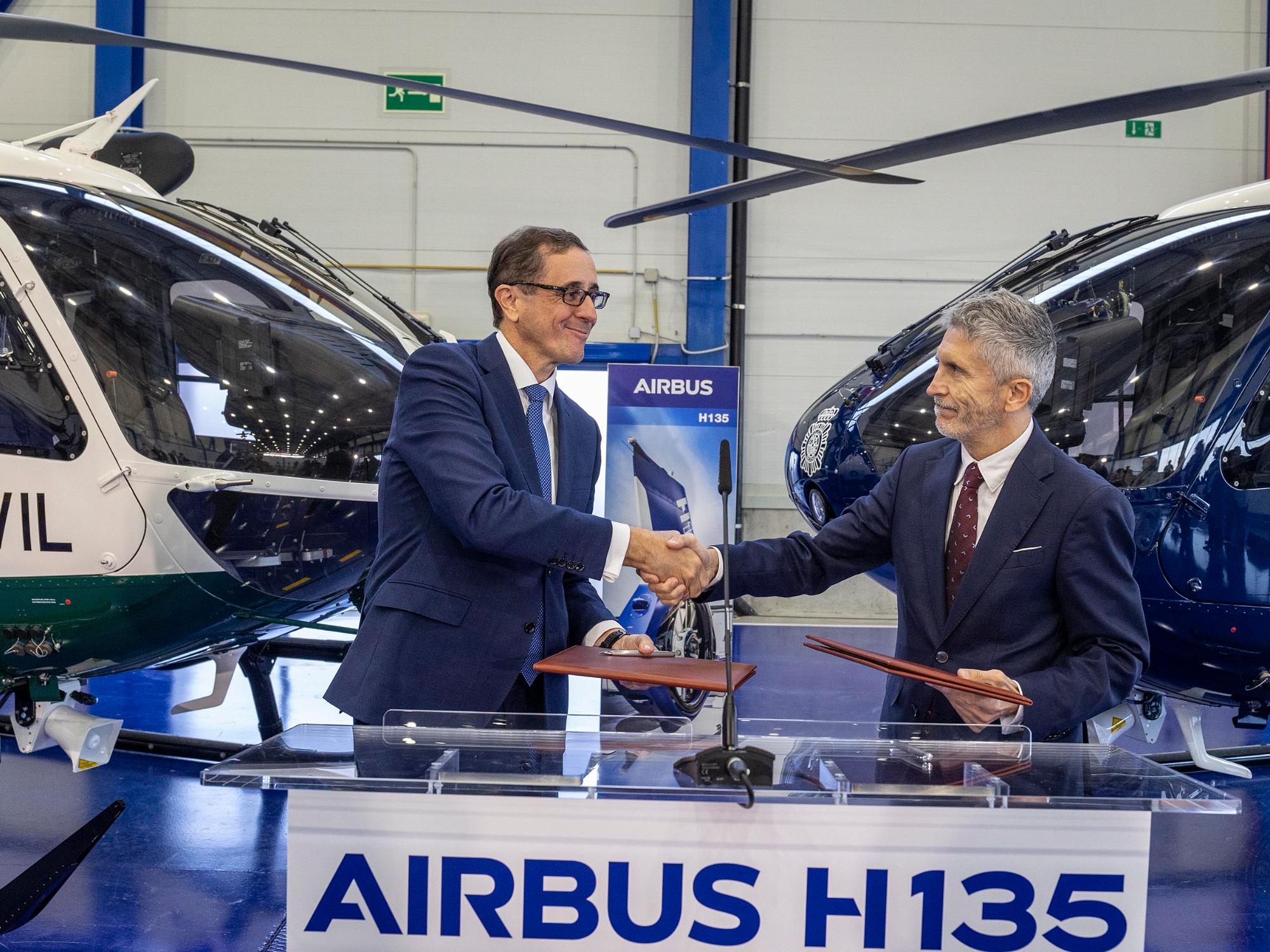 Fernando Grande-Marlaska saludando al delegado de Airbus Helicopters en la entrega de 18 helicópteros