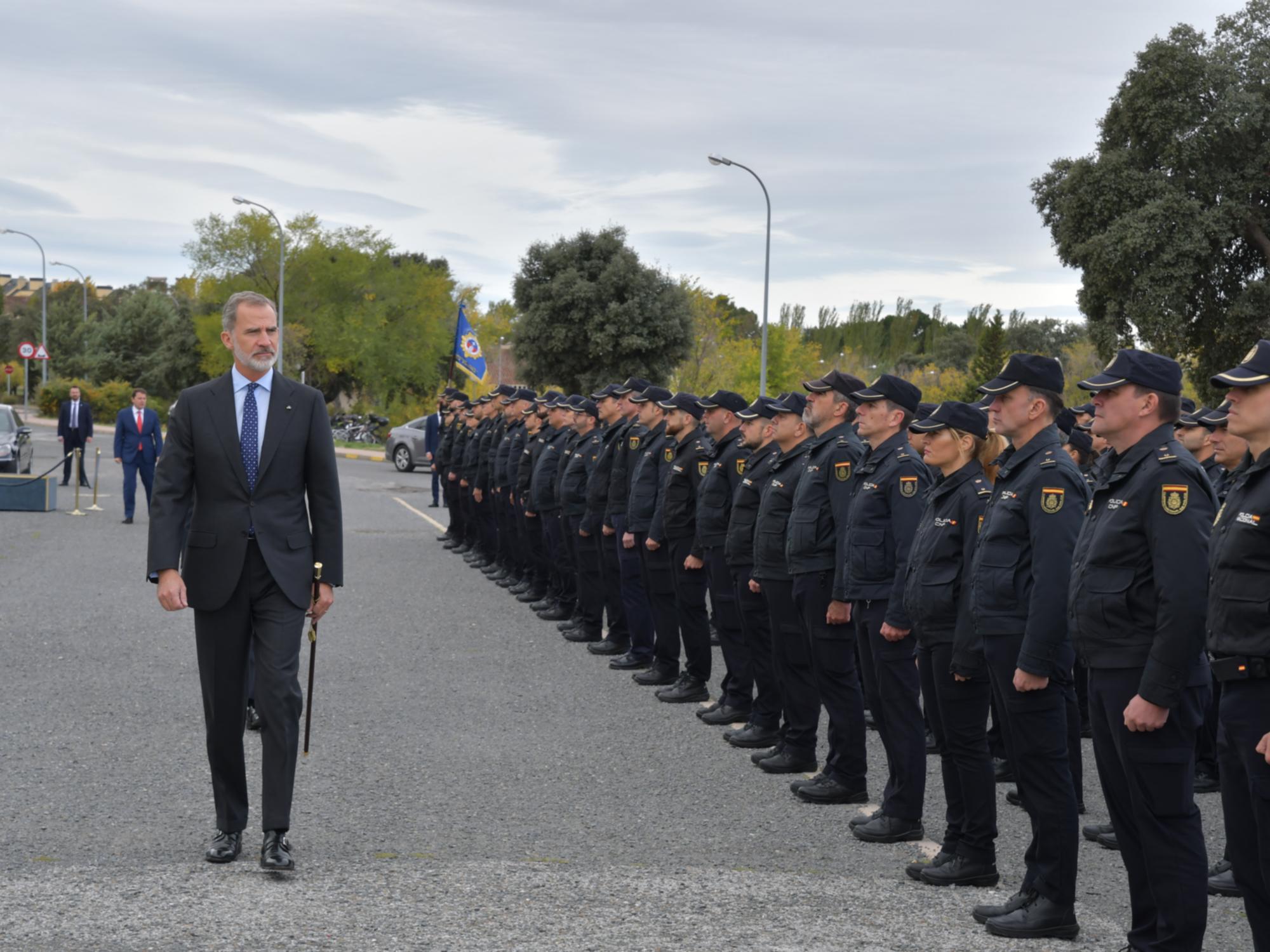 El Rey Felipe VI pasa revista a la policía a su llegada a la Escuela de Ávila
