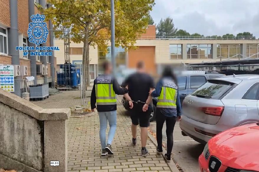 Agentes de la Policía Nacional llevando al detenido por agresión y asesinato de una joven en Alemania
