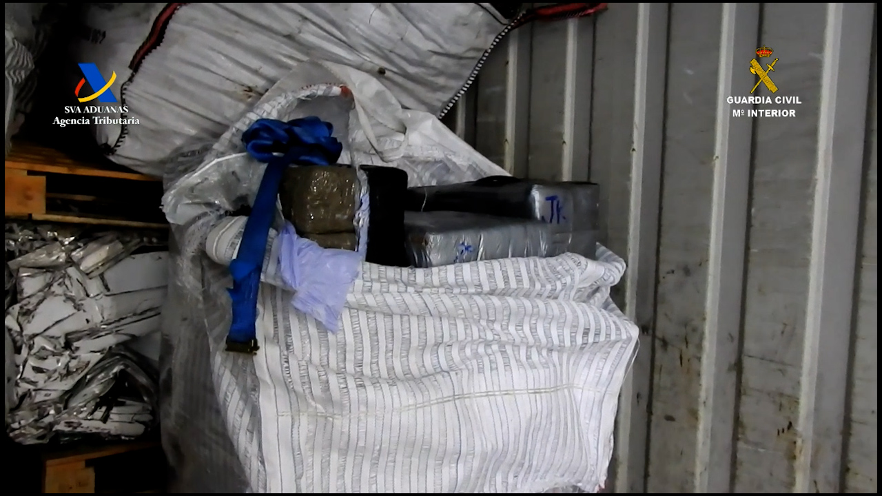 Incautados 2,1 toneladas de hachís oculto en un contenedor de chatarra en el puerto de Cádiz