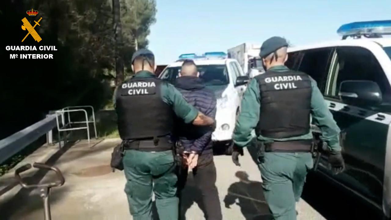 Dos guardia civiles llevan aun detenido esposado