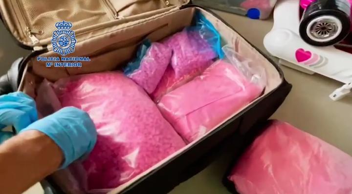 Agentes de la Policía Nacional incautando paquetes de cocaína rosa de una organización criminal