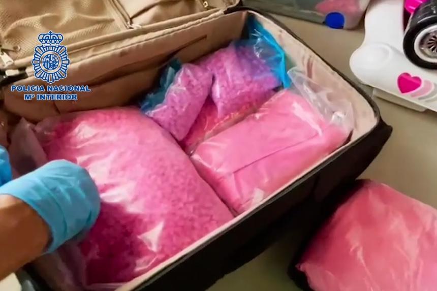 Agentes de la Policía Nacional incautando paquetes de cocaína rosa de una organización criminal