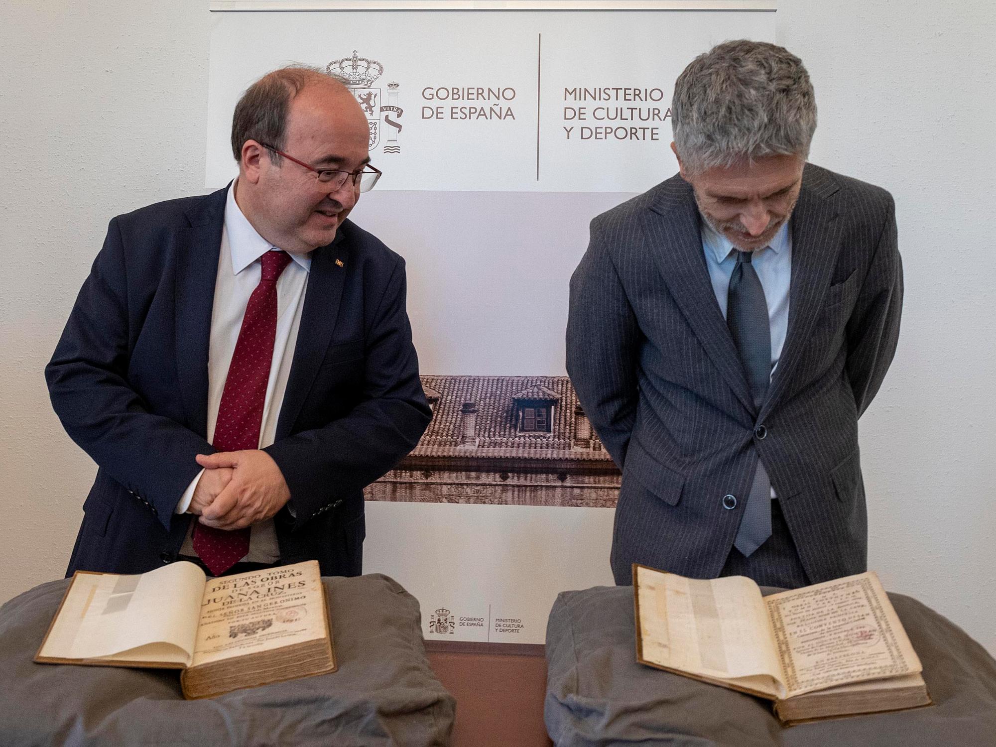 El ministro de Interior, Fernando Grande Marlaska y el ministro de Cultura, Miquel Iceta, contemplan las obras recuperadas de Sor Juana Inés de la Cruz