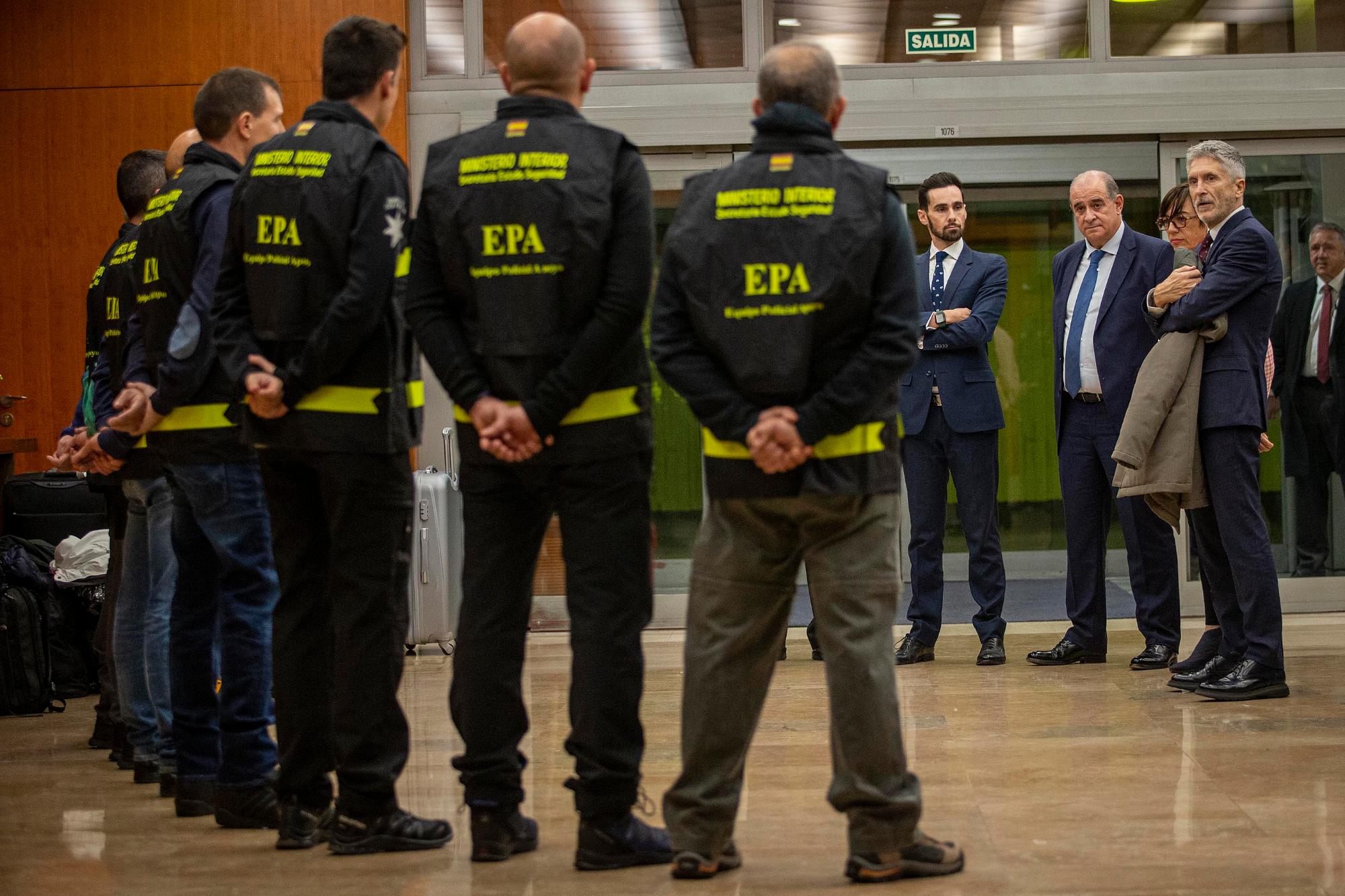 El ministro del interior y el Secretario de Estado de Seguridad con los miembros de la EPA antes de viajar a Ucrania