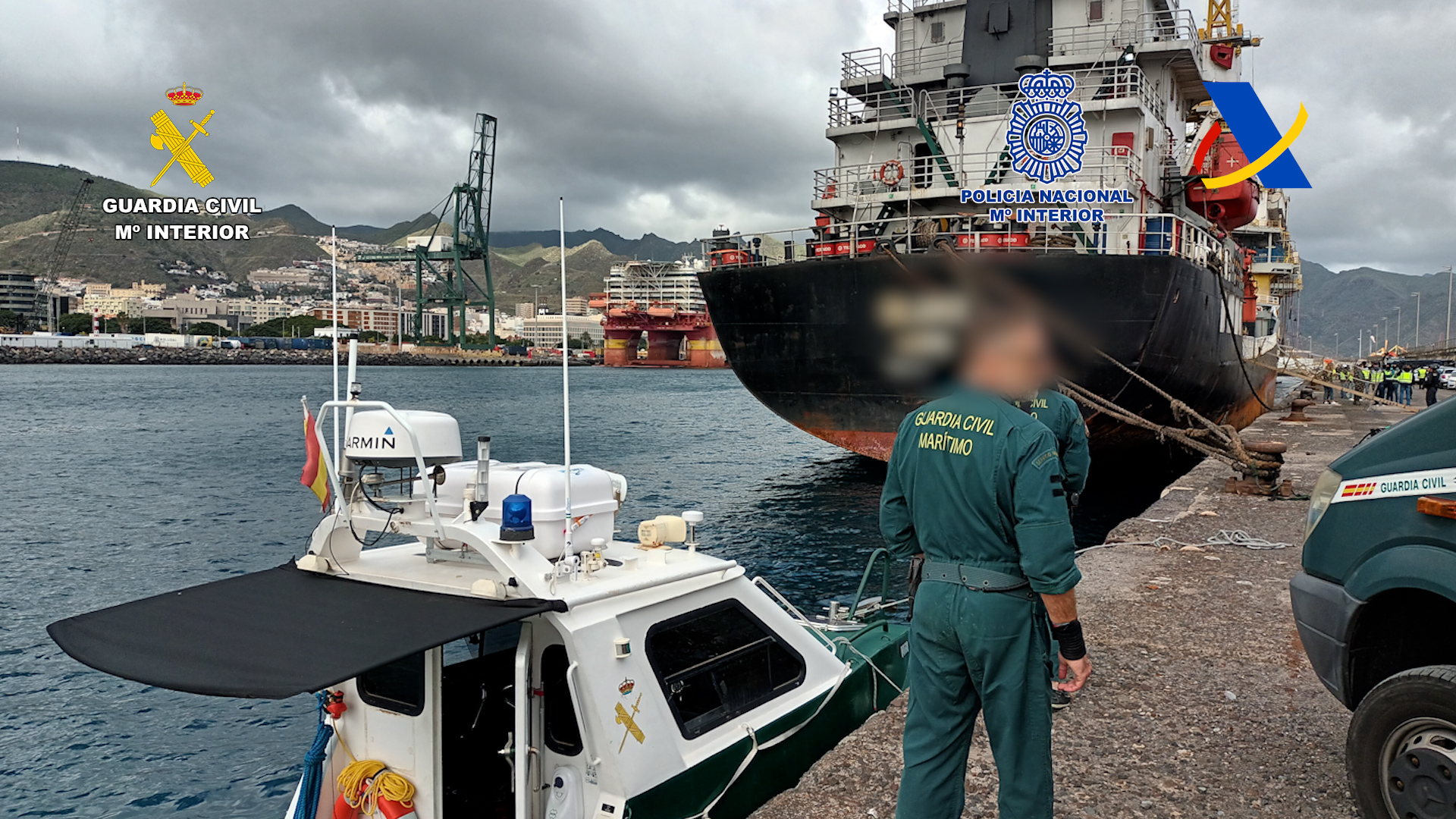 Interceptado un carguero con 4.500 kilos de cocaína al este de Canarias y detenidos sus 15 tripulantes