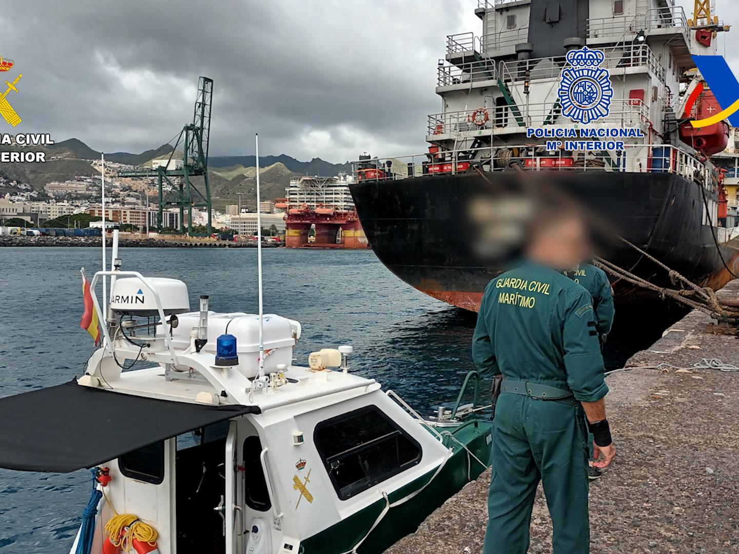 Imagen de un agente de la Guardia Civil junto al carguero interceptado