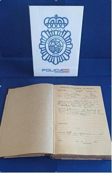 La Policía Nacional recupera cuatro legajos del siglo XIX y un libro de 1942 escrito a plumilla