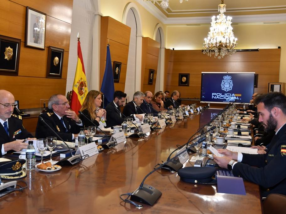 Imagen de la composición de la mesa de reunión de la comisión que organiza el bicentenario de la Policía Nacional