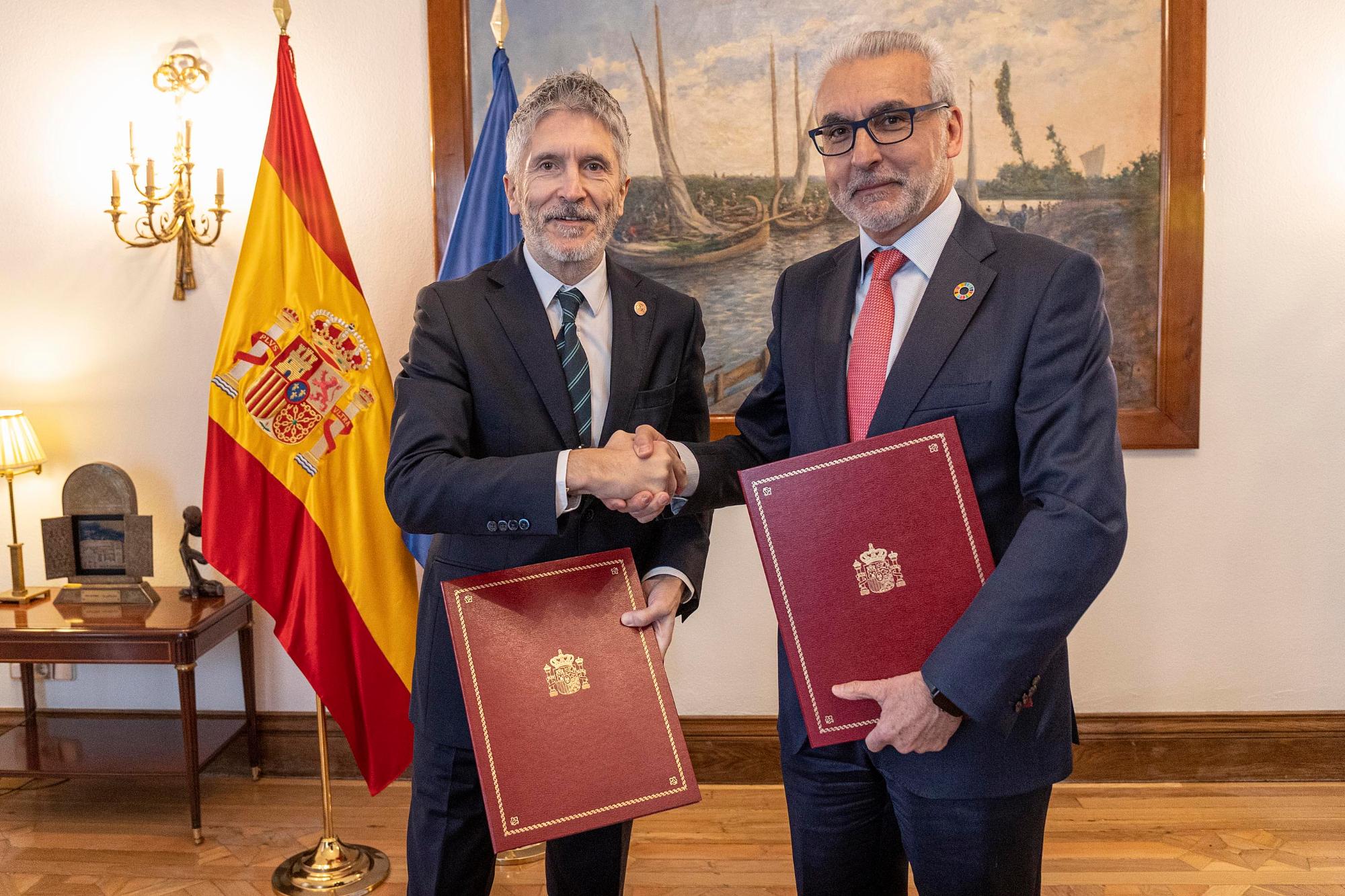 El Ministro del interior Fernando Grande-Marlaska, y el presidente del Consejo de Seguridad Nuclear (CSN), Juan Carlos Lentijo tras la firma del convenio