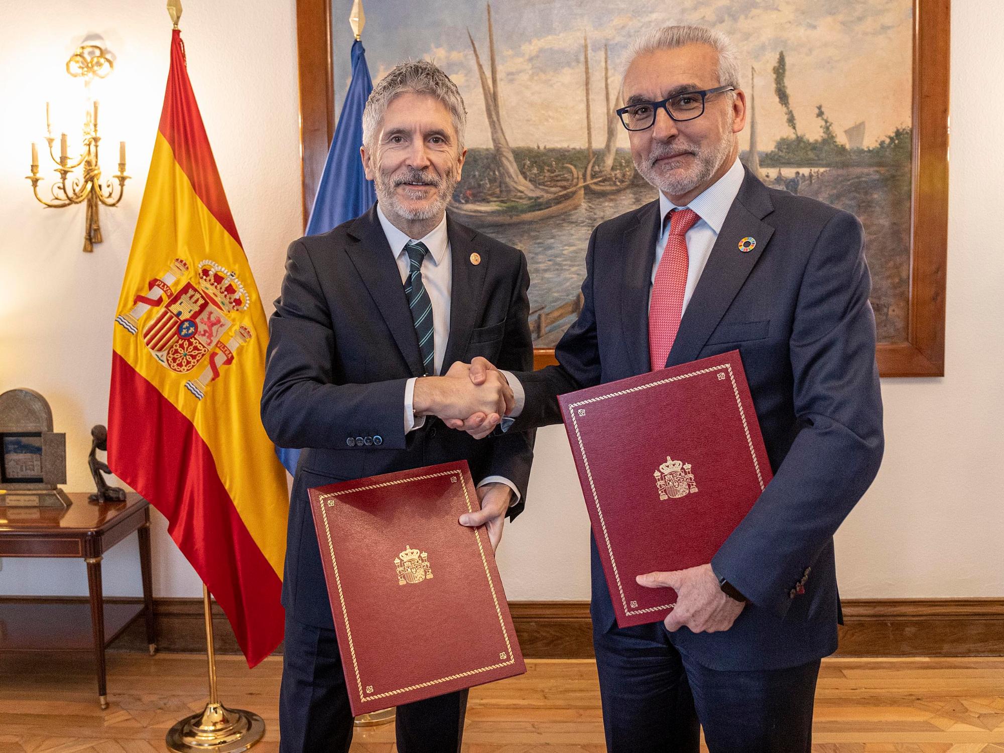 El Ministro del interior Fernando Grande-Marlaska, y el presidente del Consejo de Seguridad Nuclear (CSN), Juan Carlos Lentijo tras la firma del convenio