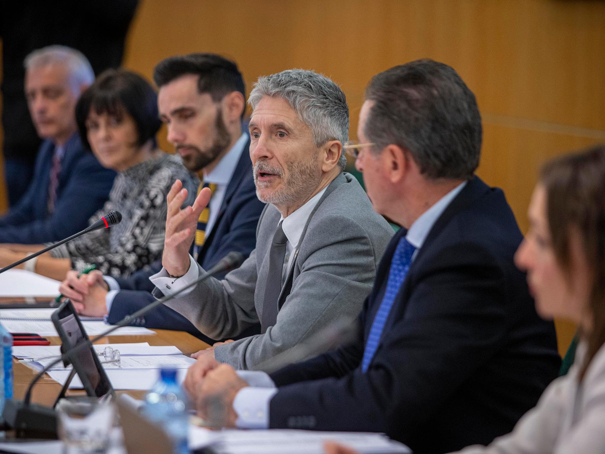 El Ministro del Interior, Fernando Grande-Marlaska, en la mesa junto al Secretario de Estado,  la Subsecretaria de Interior y otras personalidades