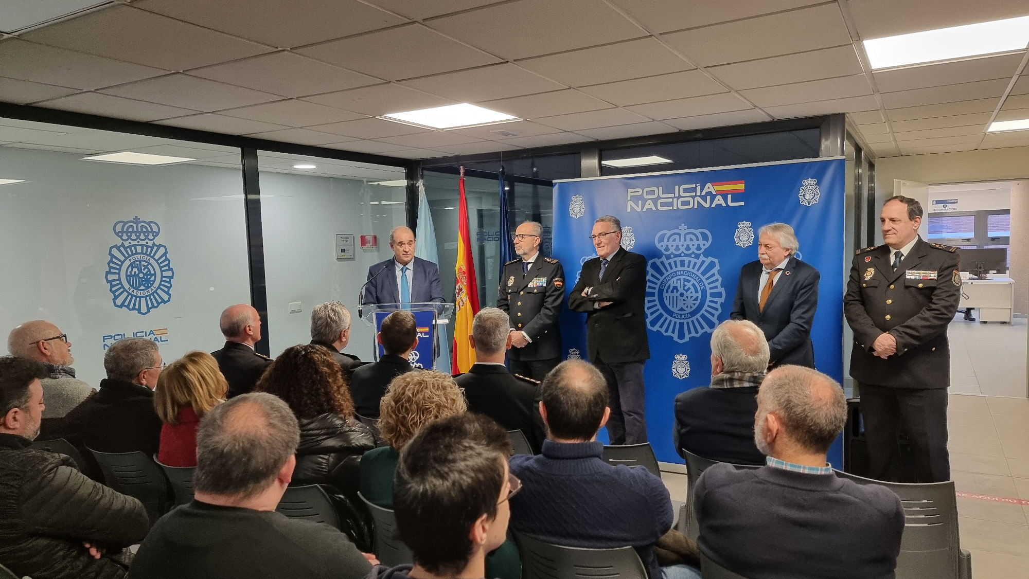 El director general de la Policía inaugura la Unidad de Documentación de O Barco de Valdeorras