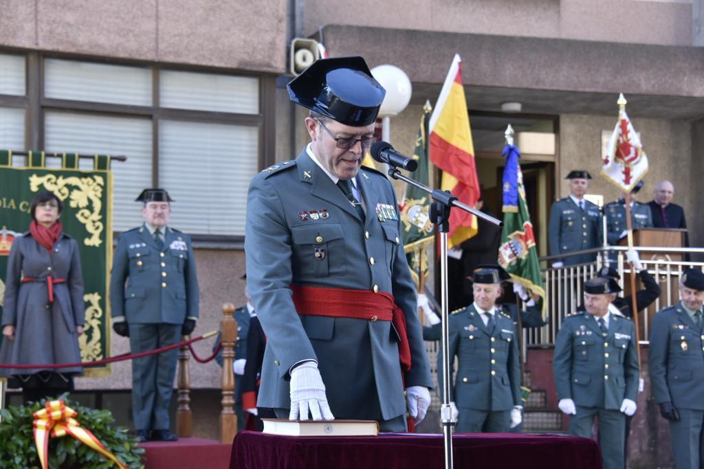 Momento de  toma de posesión de un general de brigada de la guardia civil, detrás María Gámez