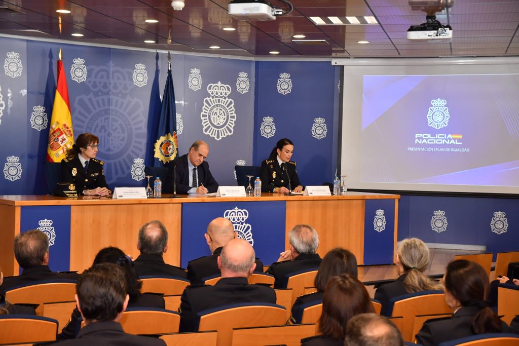 El director general de la Policía presenta el Plan de Igualdad de la Policía Nacional