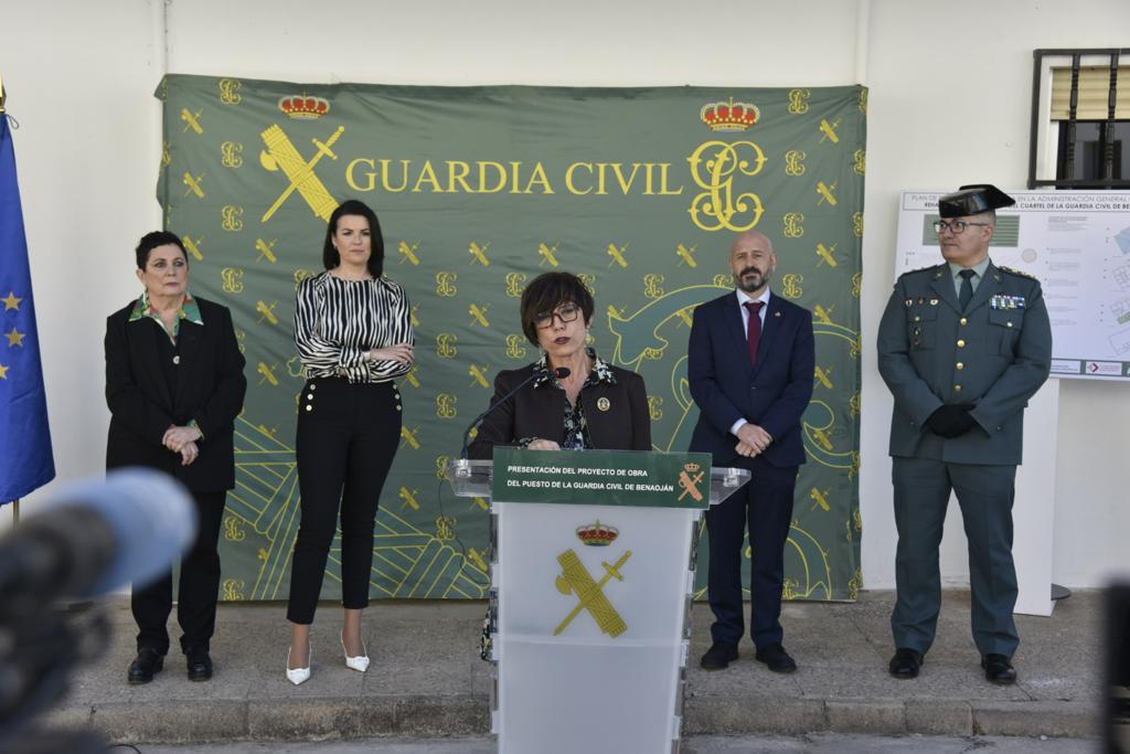 La directora general de la Guardia Civil presenta el proyecto de obras de mejora del cuartel de Benaoján (Málaga)