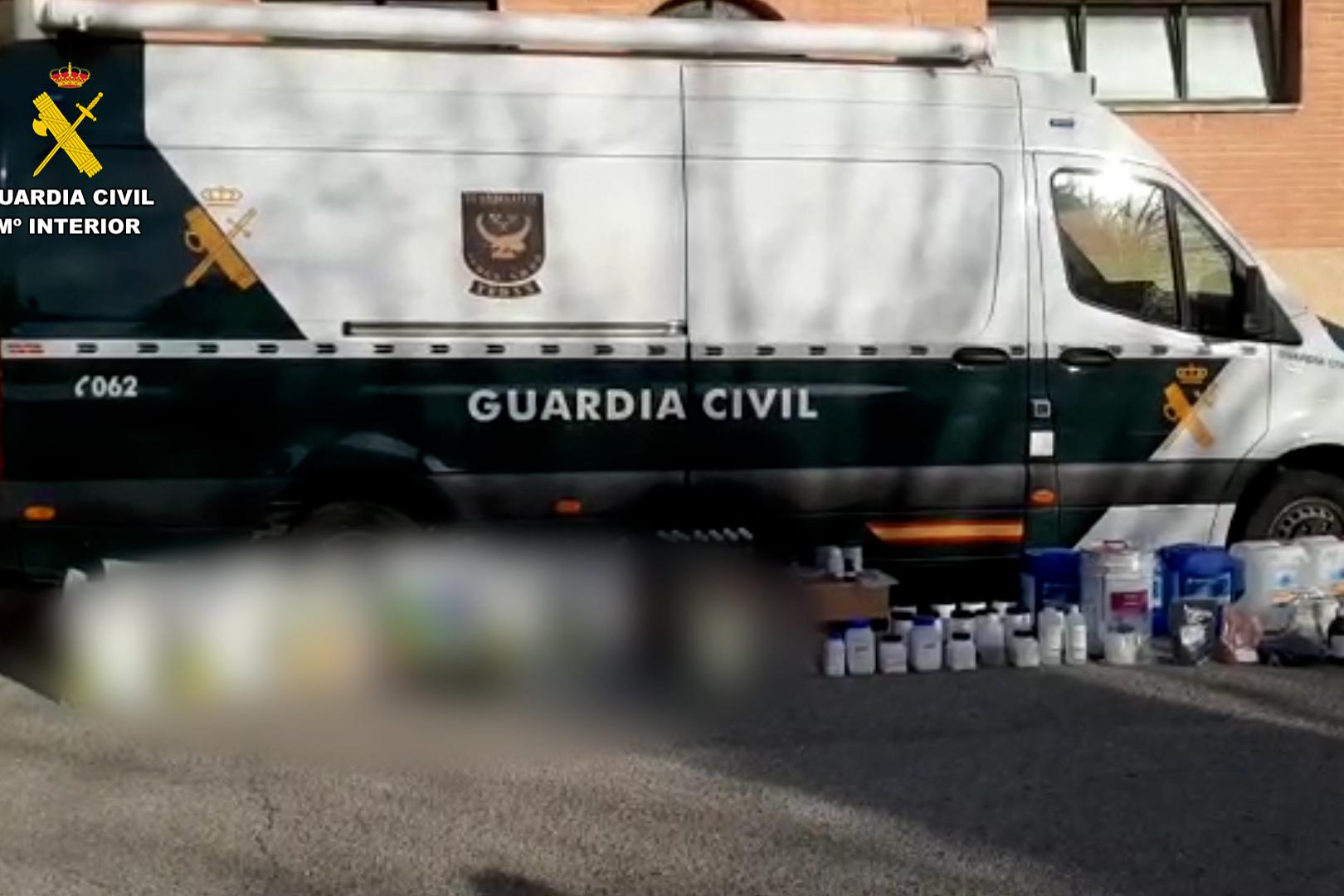 Imagen de una furgoneta de la guardia civil con la exposición de los 468 kilos entre precursores y sustancias químicas, destinado a fabricar explosivos