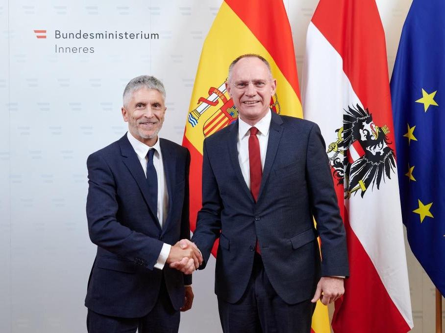 Ministro saludando a su homólogo en Viena para avanzar en el acuerdo migratorio de la UE