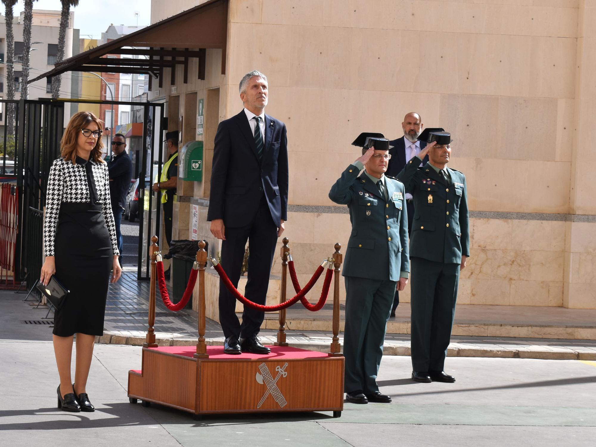 El ministro del Interior escuchando el himno nacional en su visita a Melilla