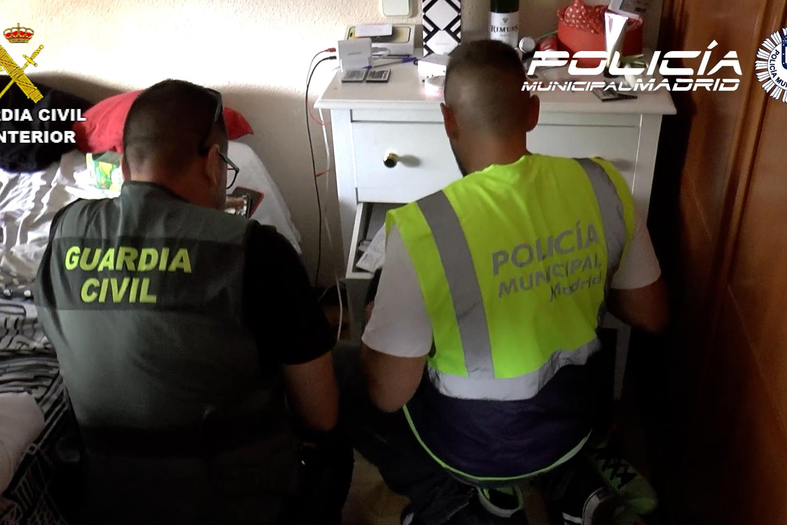 Imagen de un policía municipal de Madrid y un guardia civil en un registro