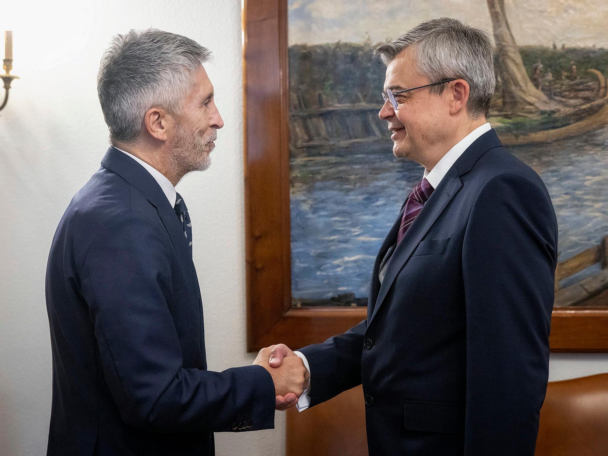 El ministro del Interior, Grande-Marlaska saludando al embajador de Ucrania en España, Serhii Pohoreltsev
