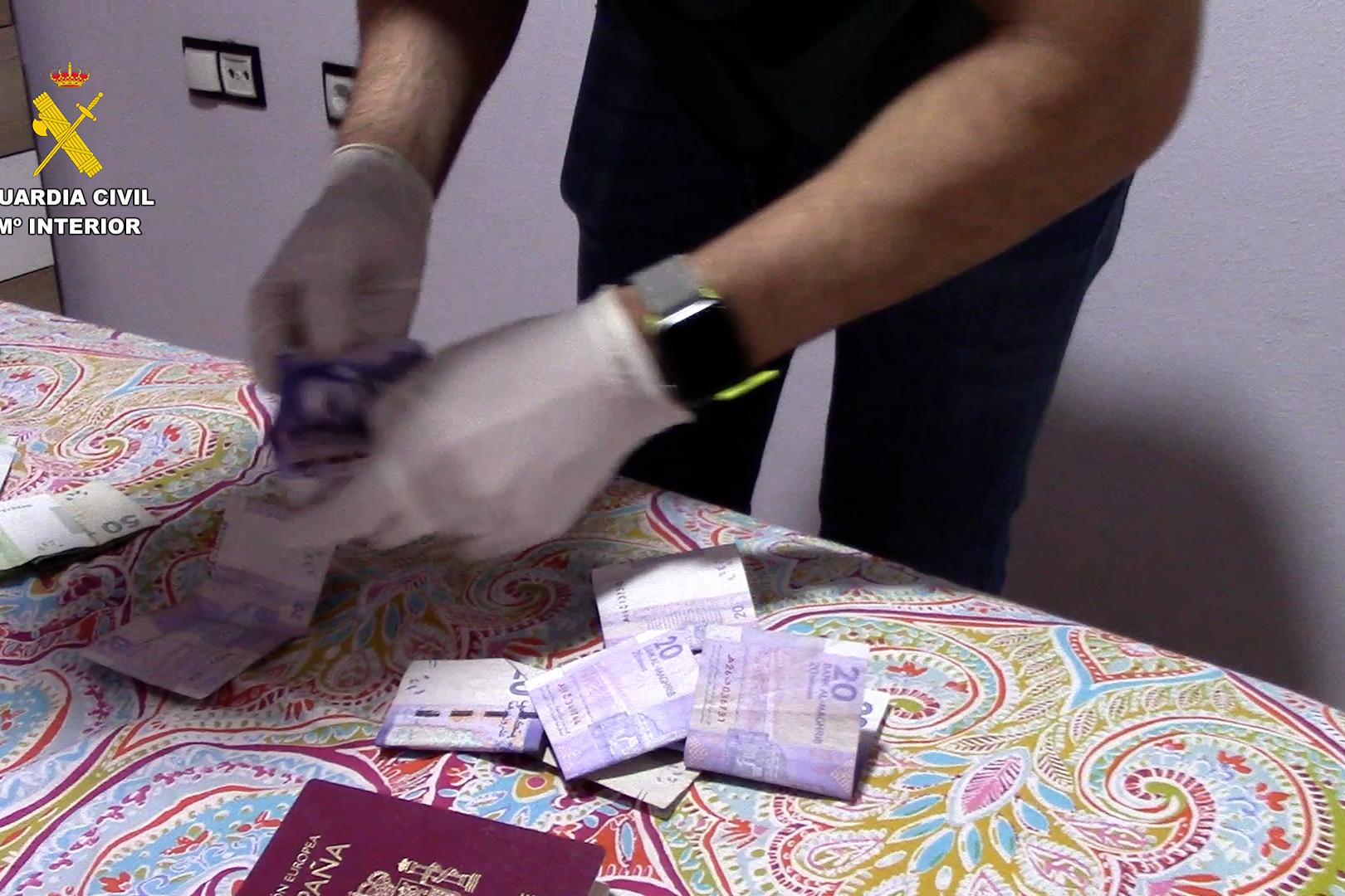 Imagen del dinero y documentos encontrados por los agentes durante uno de los registrso