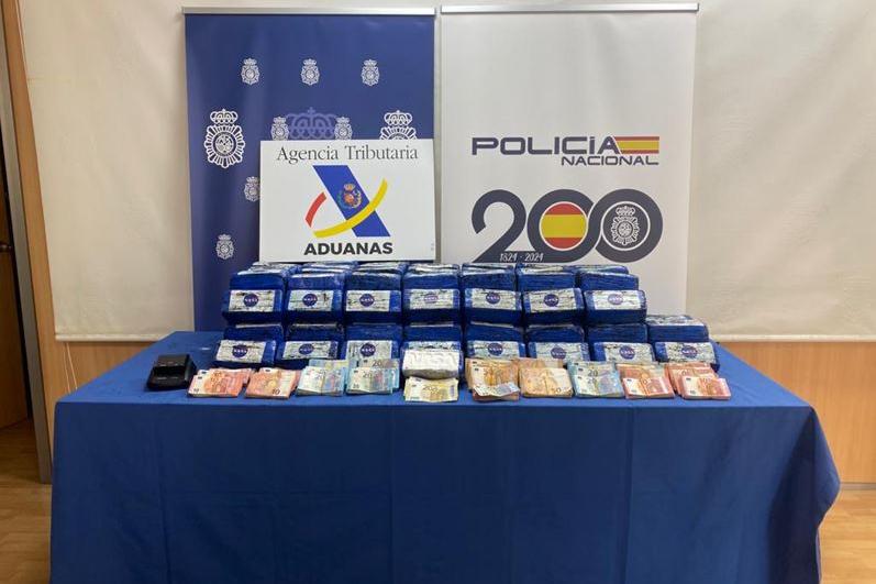 Exposición de la agencia tributaria y la policía nacional de la droga y dinero incautado procedente de Sudamérica