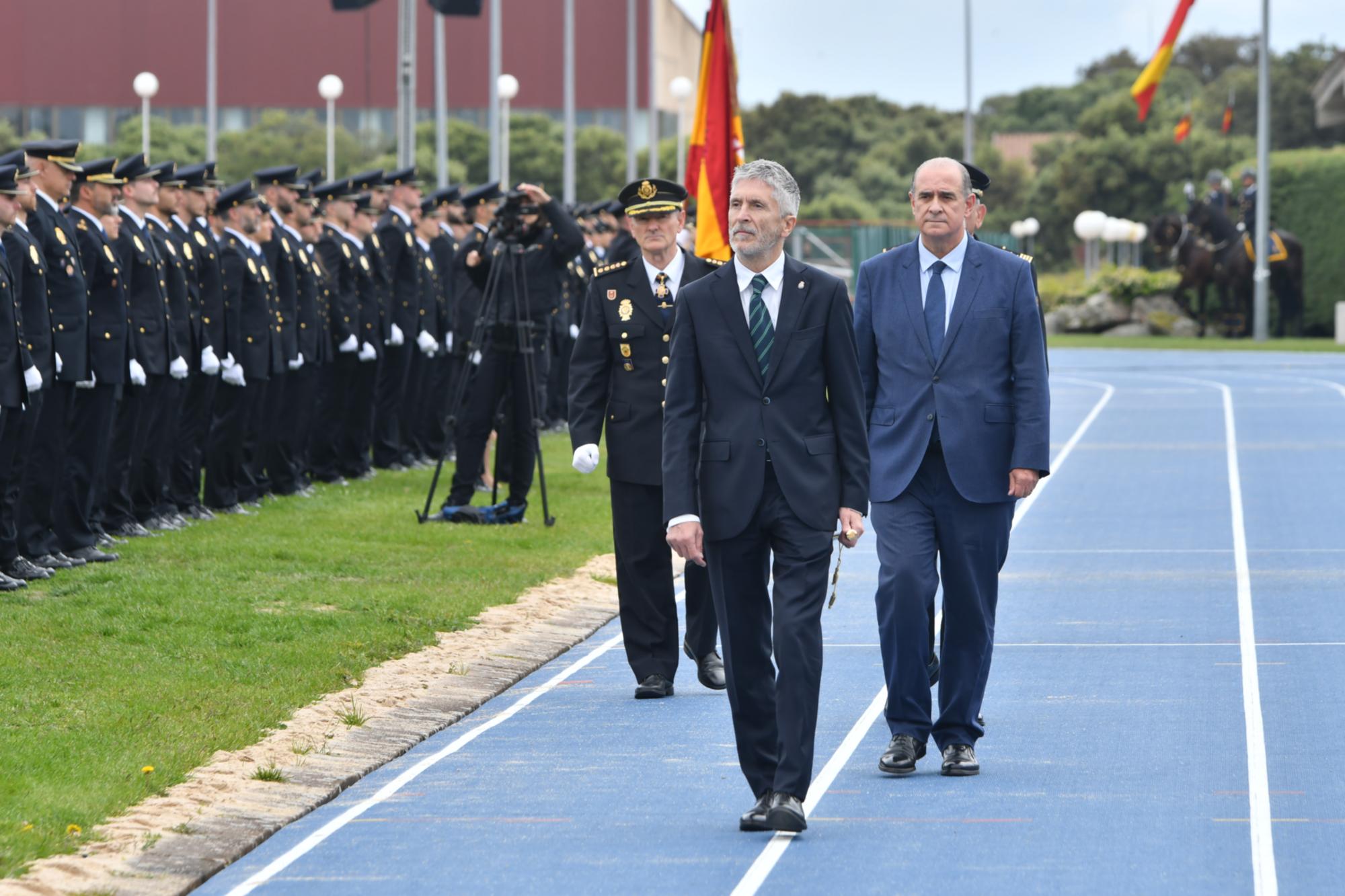 El Ministro del Interior, Fernando Grande-Marlaska,  junto con el director de la policía pasa revista en la Escuela de Ávila