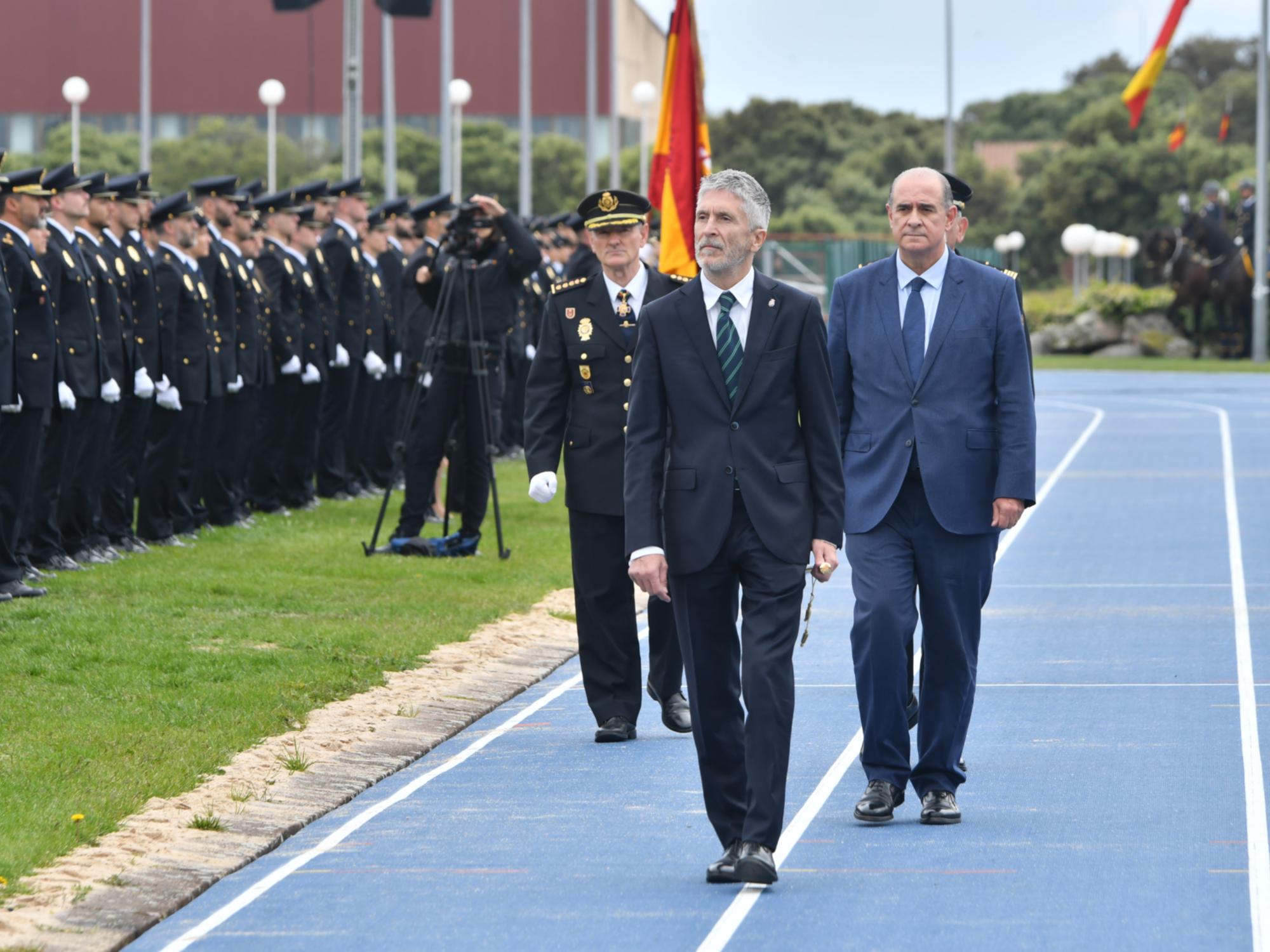El Ministro del Interior, Fernando Grande-Marlaska,  junto con el director de la policía pasa revista en la Escuela de Ávila