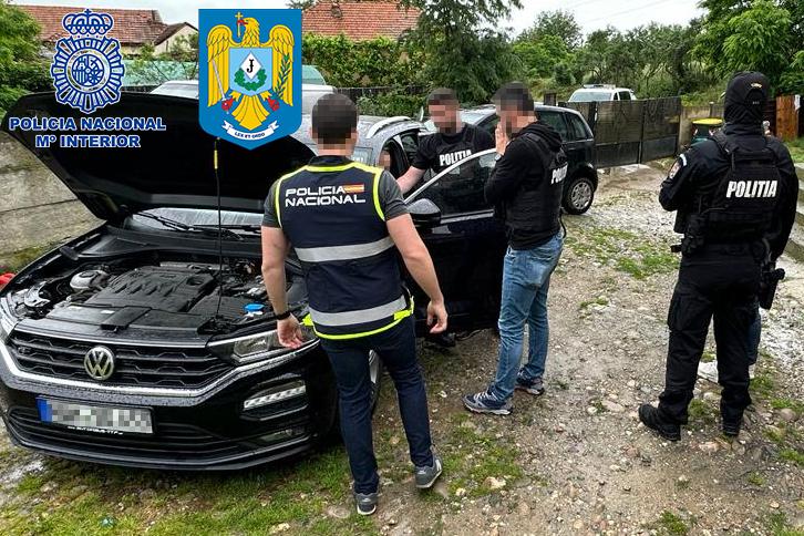 Agentes españoles y rumanos inspeccionando un vehículo