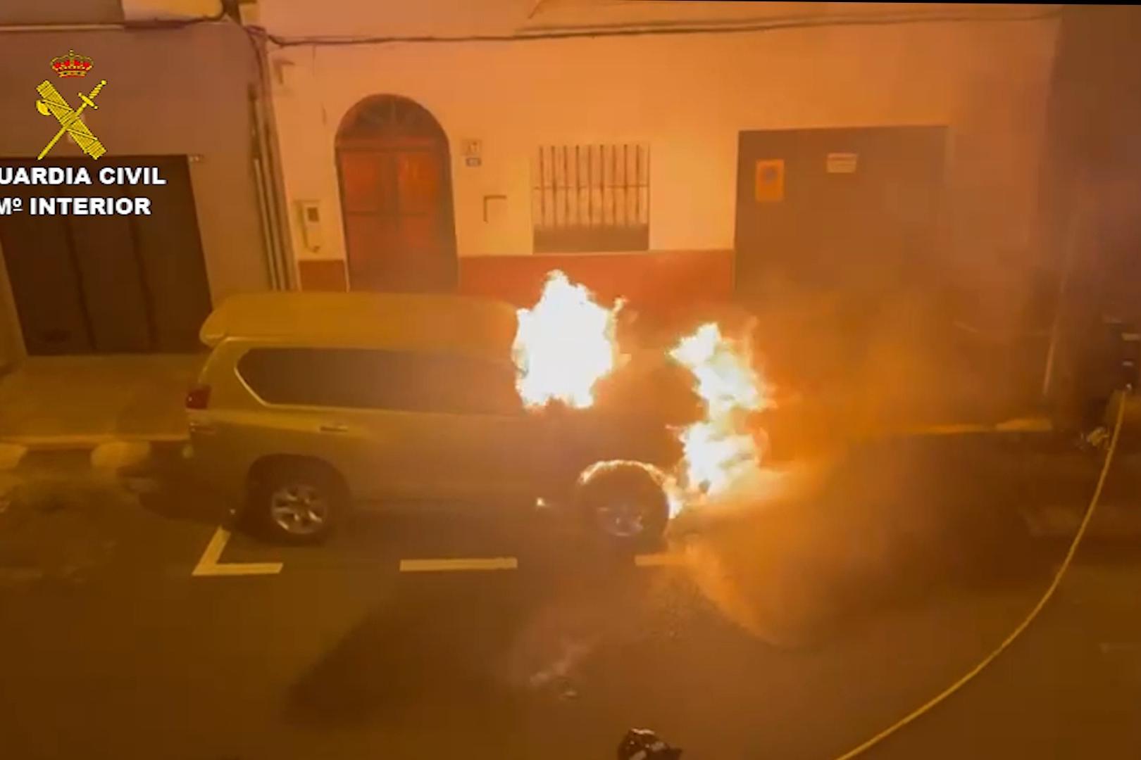 imagen del vehículo en llamas