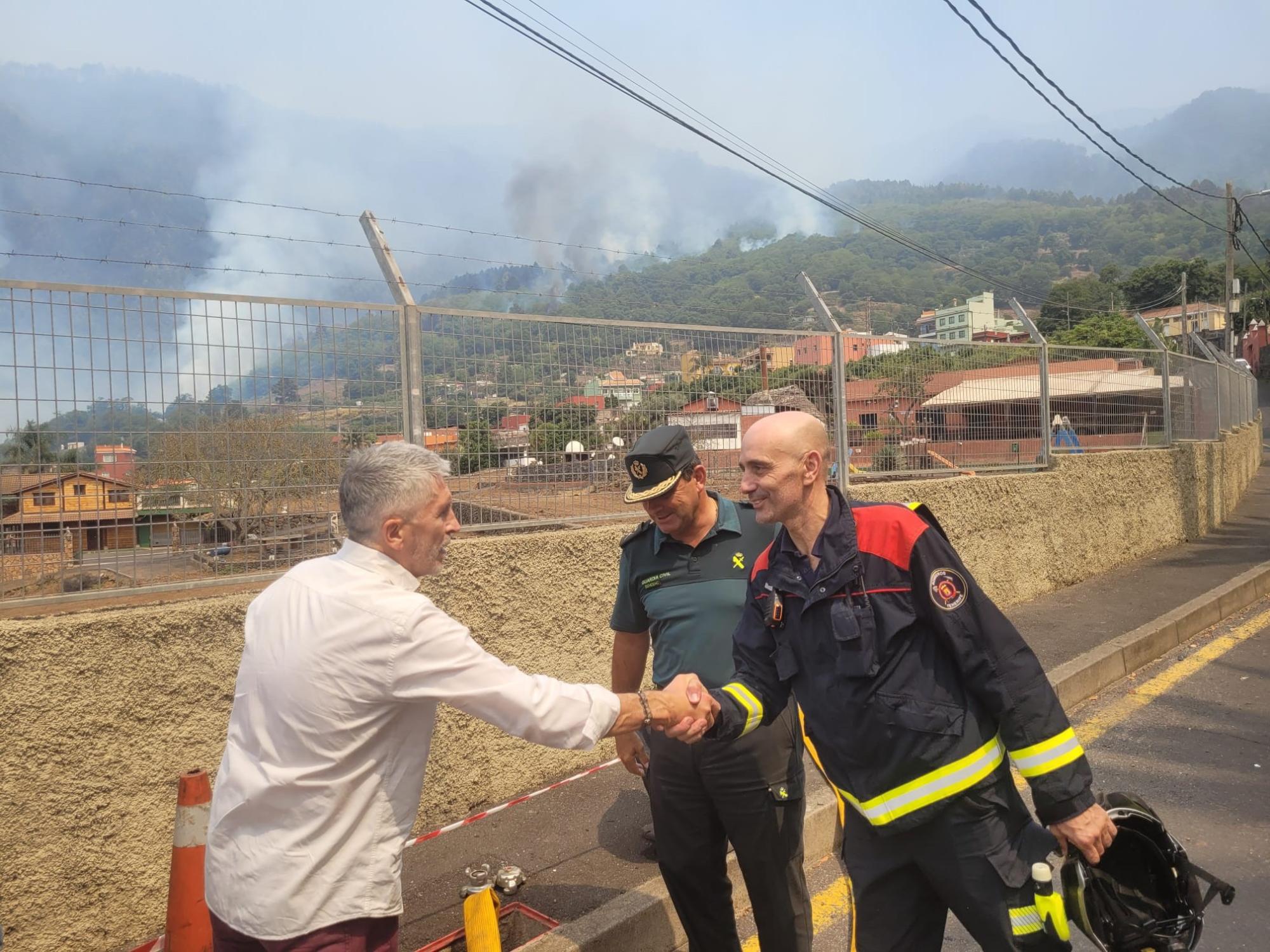 Imagen de el ministro del Interior en funciones con los mandos de las unidades que están combatiendo el incendio forestal en el municipio de la Oratava