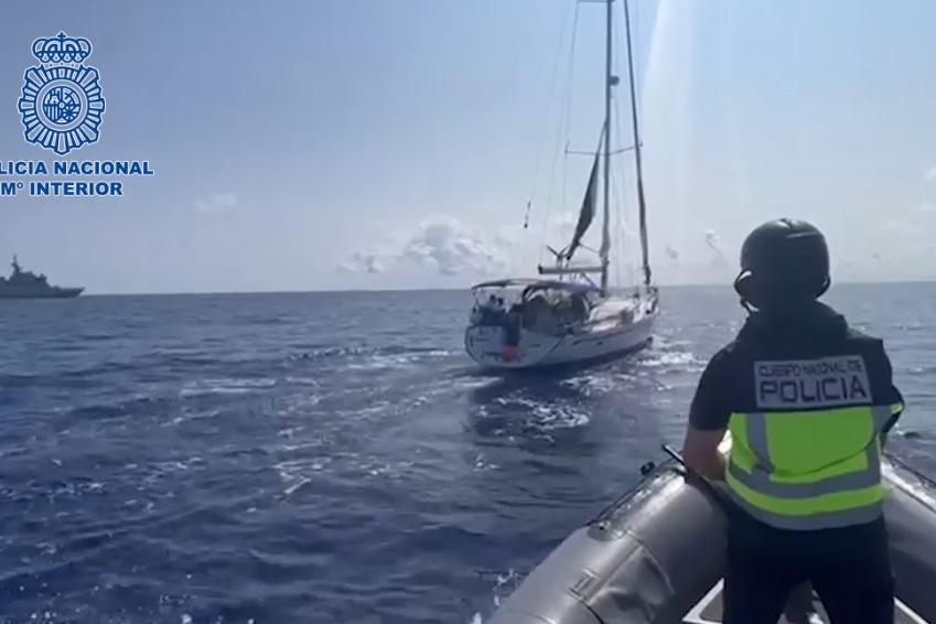 Imagen de una lancha con la que la Policía Nacional persigue al velero para abordarlo con la colaboración de la Armada Española