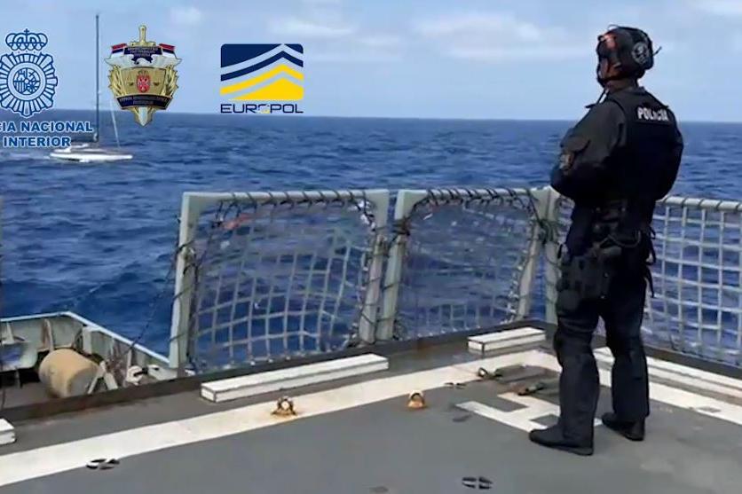 Imagen desde el barco donde los agentes de la Policía Nacional persiguen para interceptar el velero que transportaba casi 2.700 kilogramos de cocaína a bordo