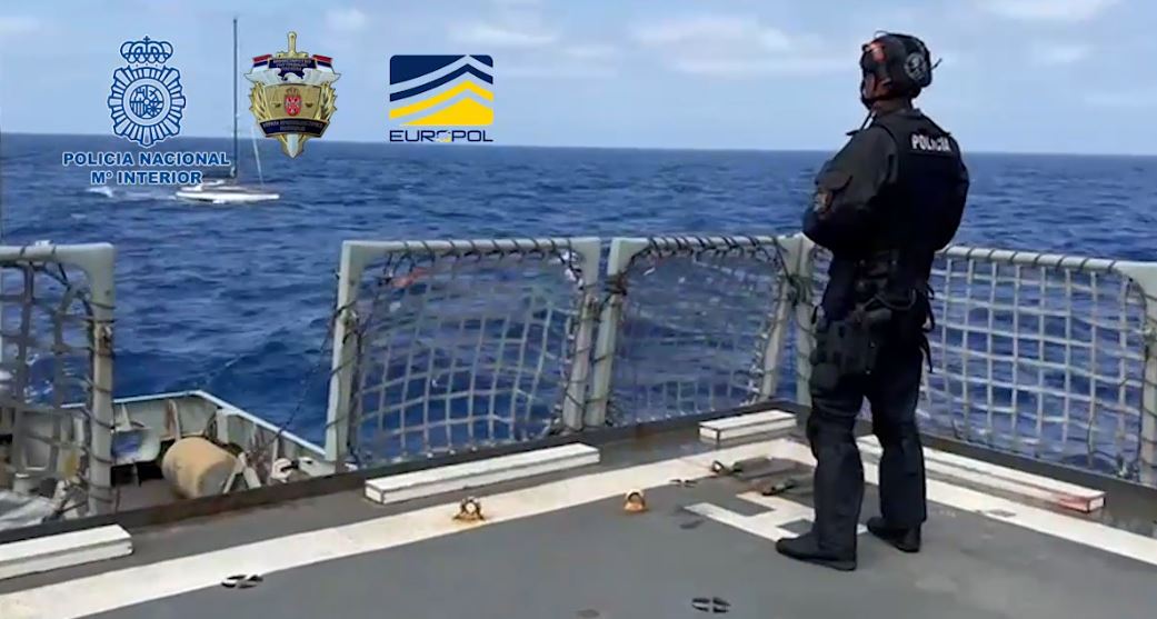 Desarticulada una organización criminal balcánica con la intervención de 2,7 toneladas de cocaína en un velero en alta mar