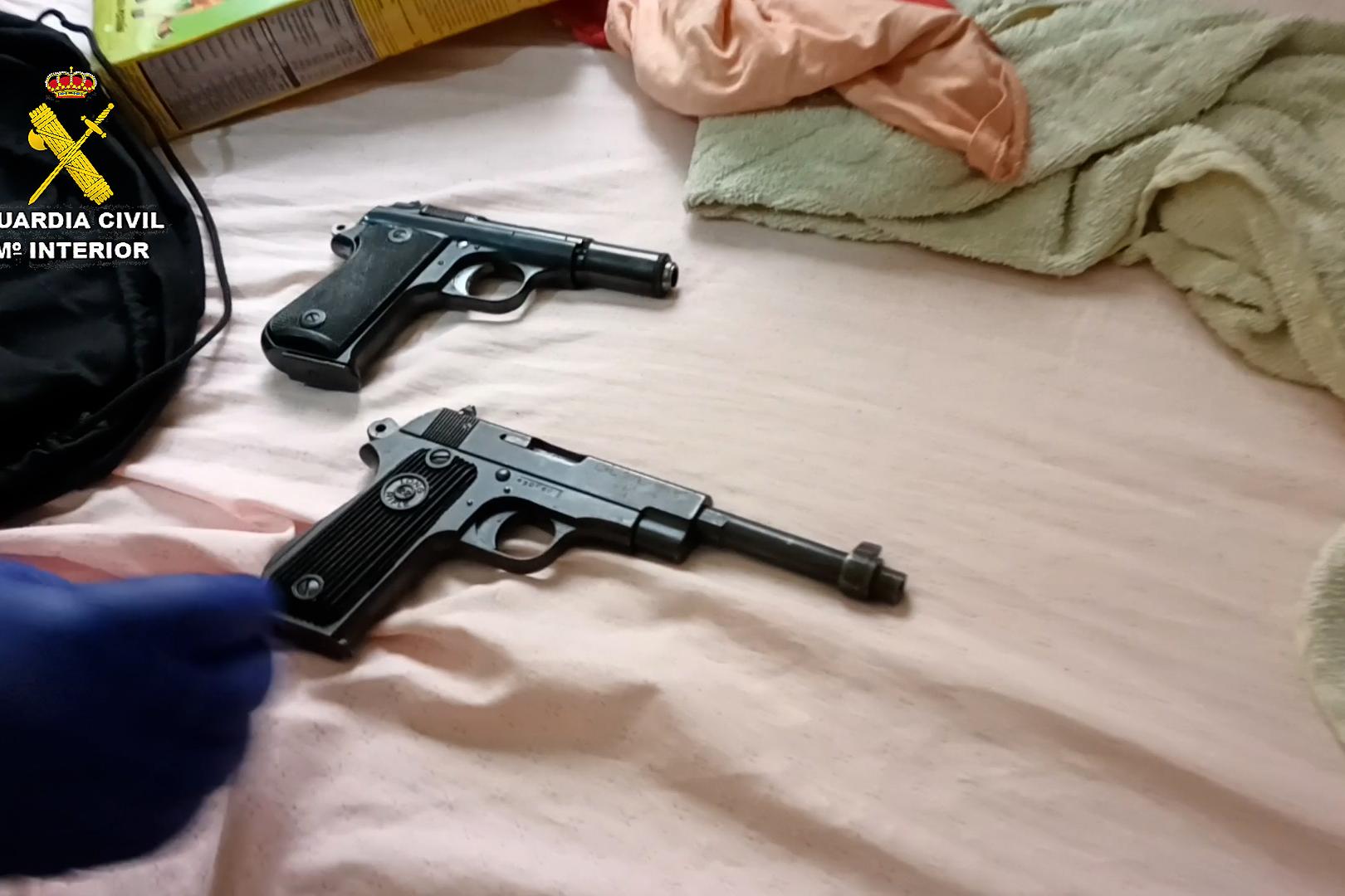 Imagen de las dos armas de fuego encontradas en uno de los registros por los agentes de la Guardia Civil