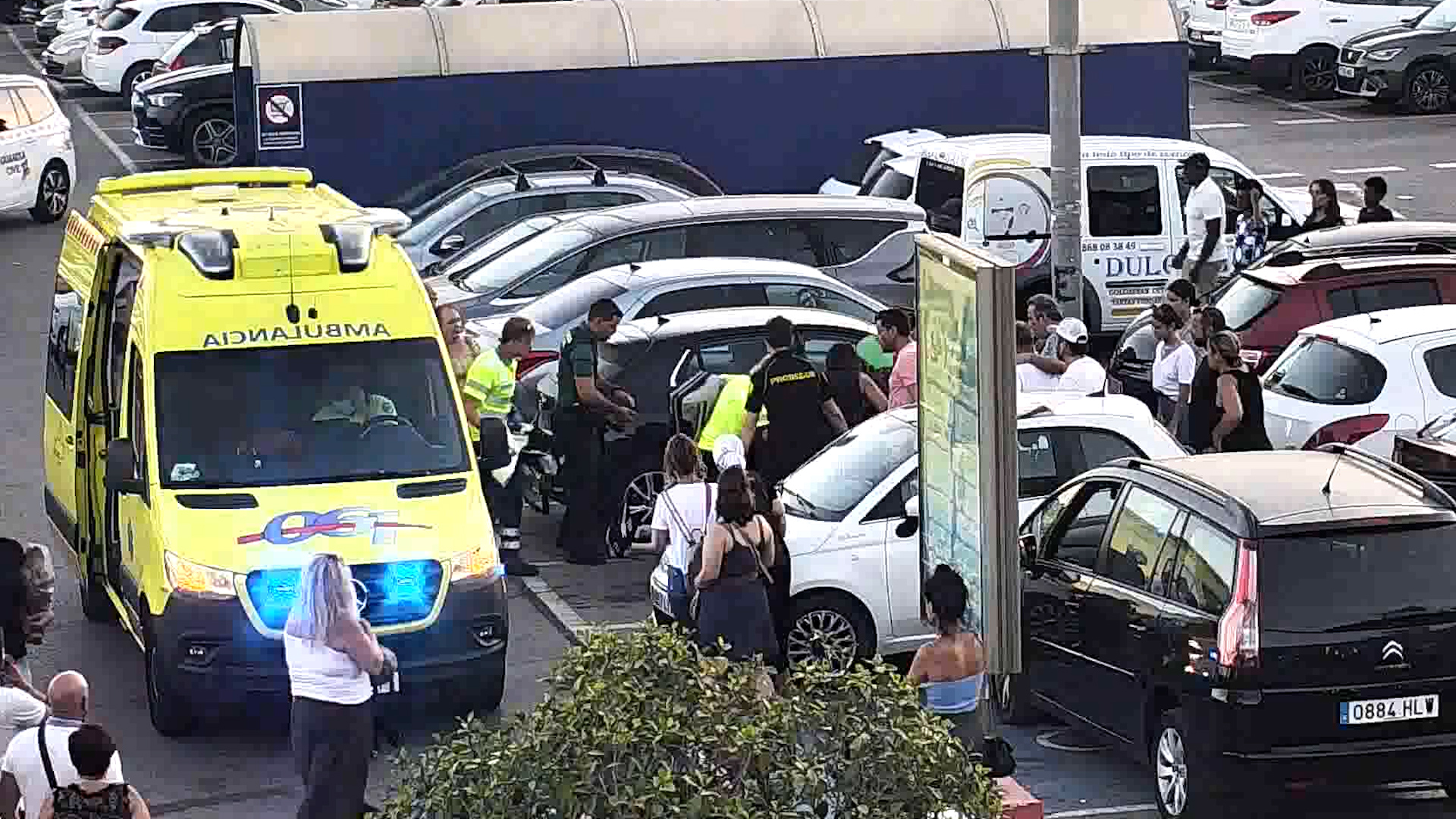 La Guardia Civil estabiliza a una persona tras sufrir un desvanecimiento en el parking de un centro comercial en Cartagena