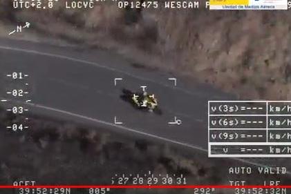 Imagen aéreas captadas por vigilancia de la DGT en la que un motorista trazando curvas pasando de un carril a otro poniendo su vida y la de otros en riesgo