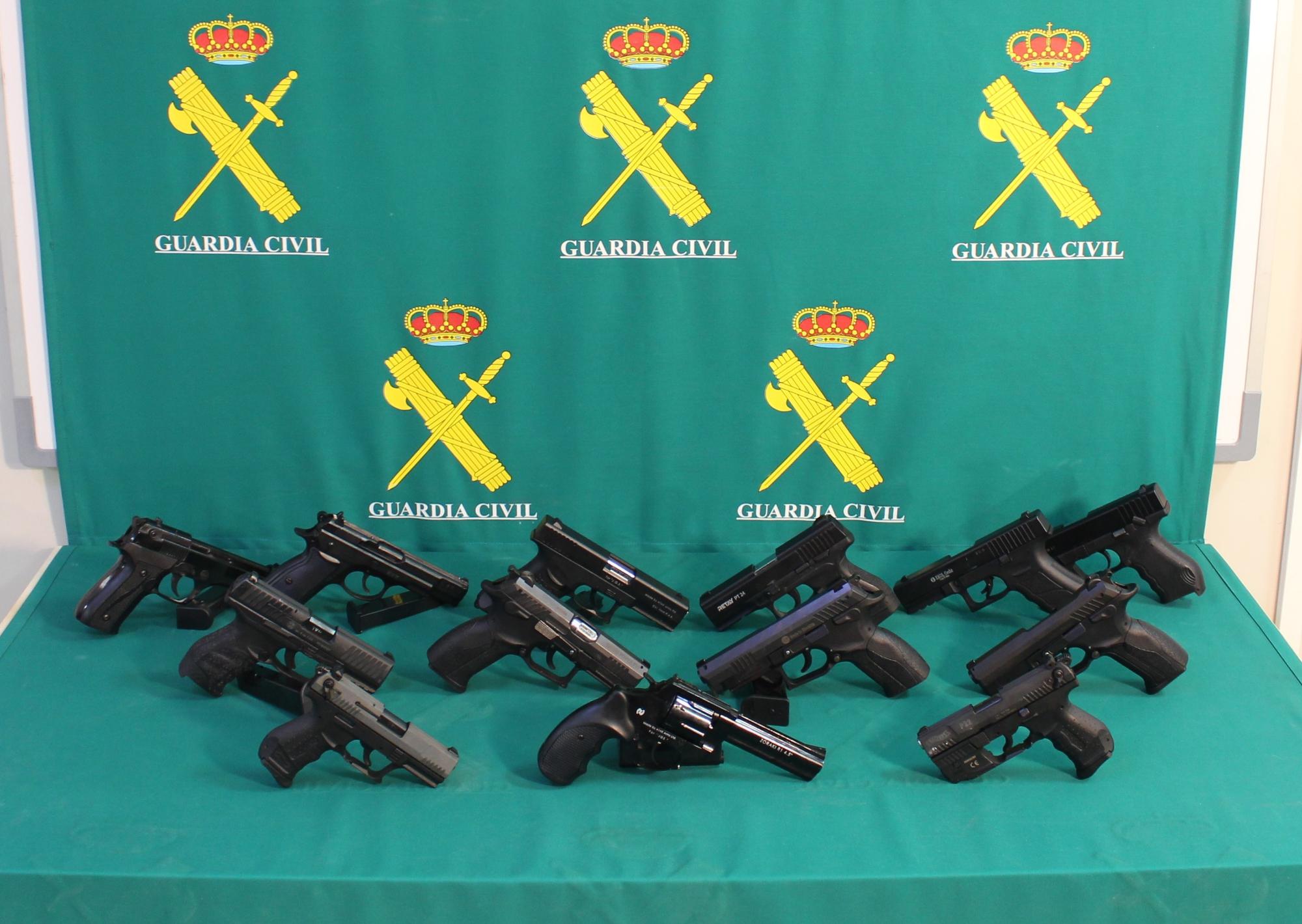 Imagen de las  13 pistolas semiautomáticas incautadas en la operación