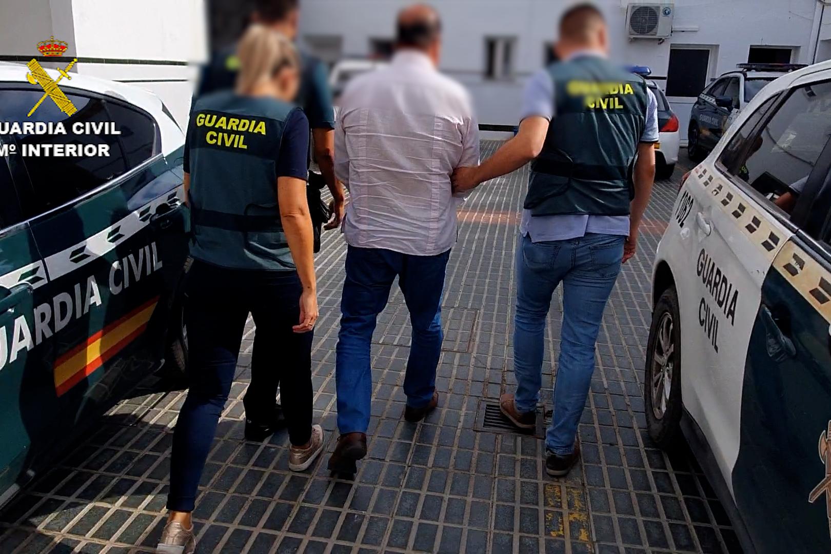 La Guardia Civil detiene en Sevilla a un empresario por vigilar con un GPS a un trabajador de baja médica