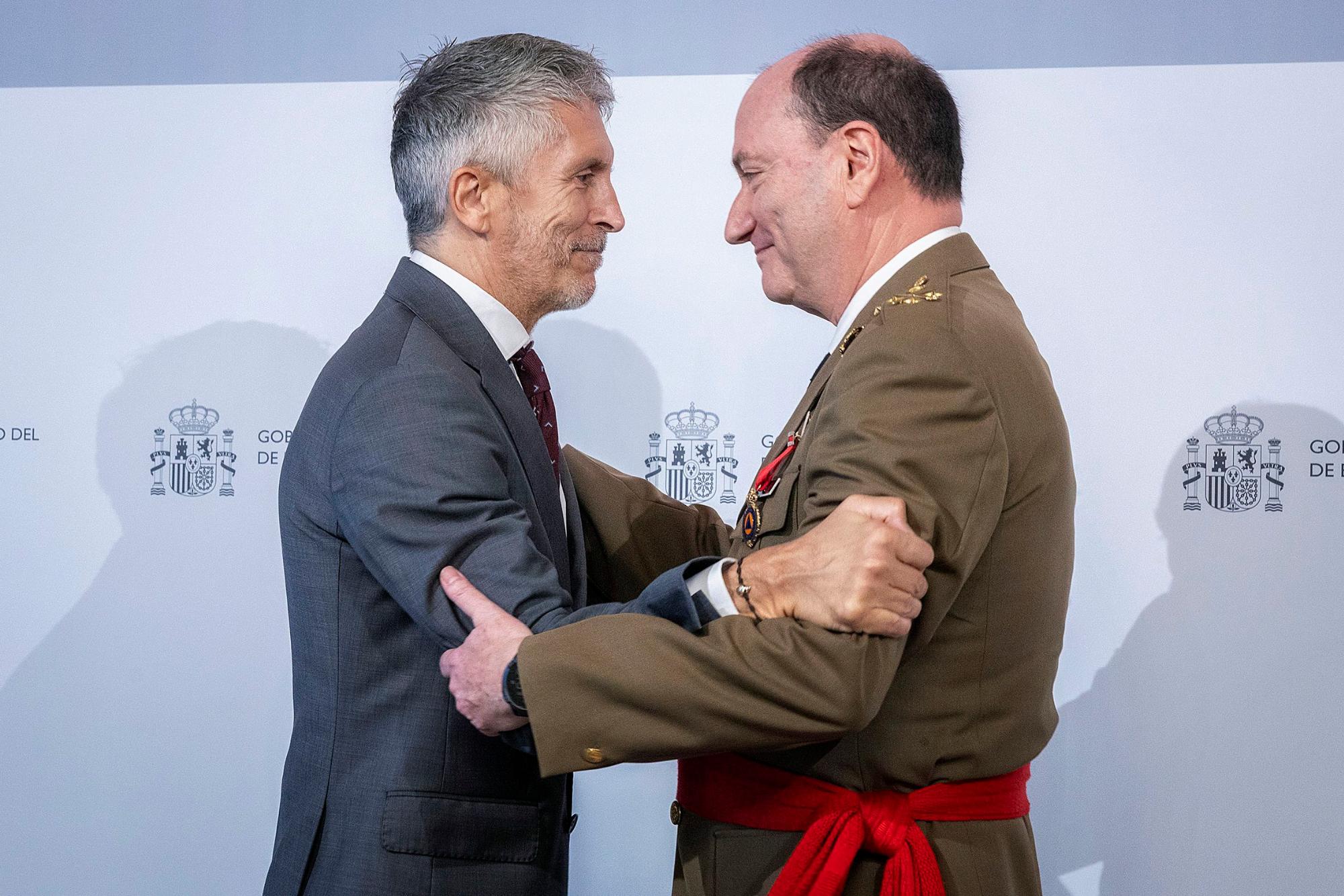 Grande-Marlaska abraza al teniente general Luis Martínez, ex jefe de la UME