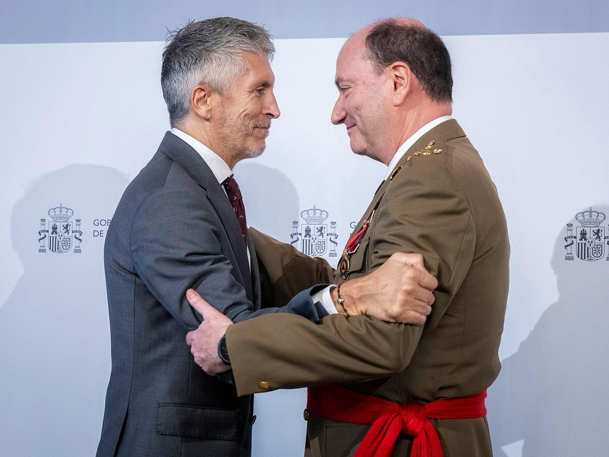 Grande-Marlaska abraza al teniente general Luis Martínez, ex jefe de la UME