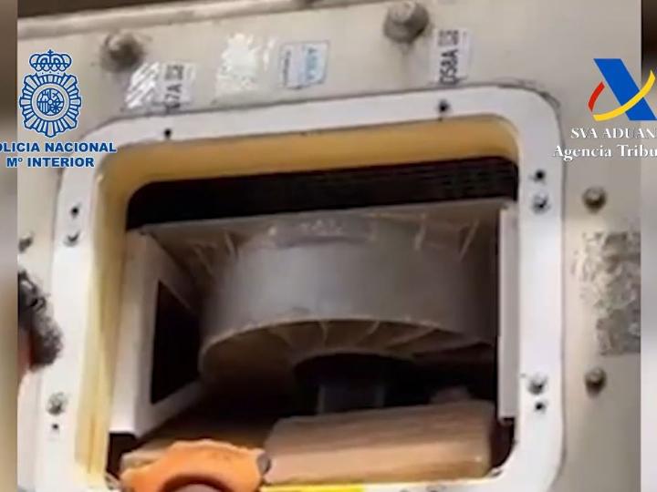 Imagen de uno de los huecos en la refrigeración de los contenedores donde ocultaban las droga