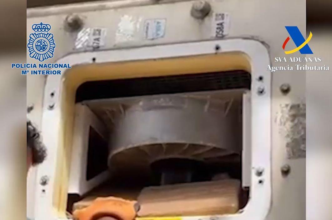 Imagen de uno de los huecos en la refrigeración de los contenedores donde ocultaban las droga