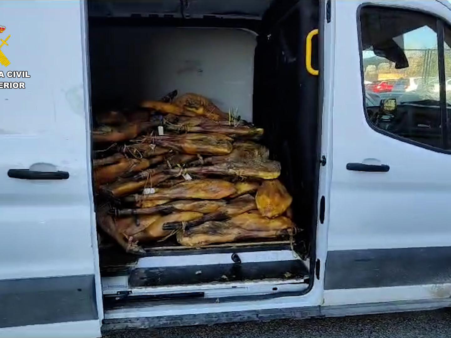 Imagen de la furgoneta en cuyo inteior se encontrban parte de las 700 piezas de ibéricos incutadas por la Guardia Civil