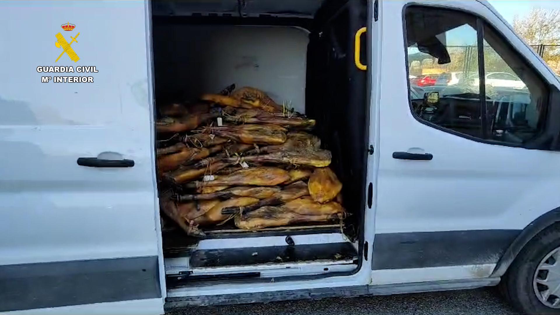 Imagen de la furgoneta en cuyo inteior se encontrban parte de las 700 piezas de ibéricos incutadas por la Guardia Civil