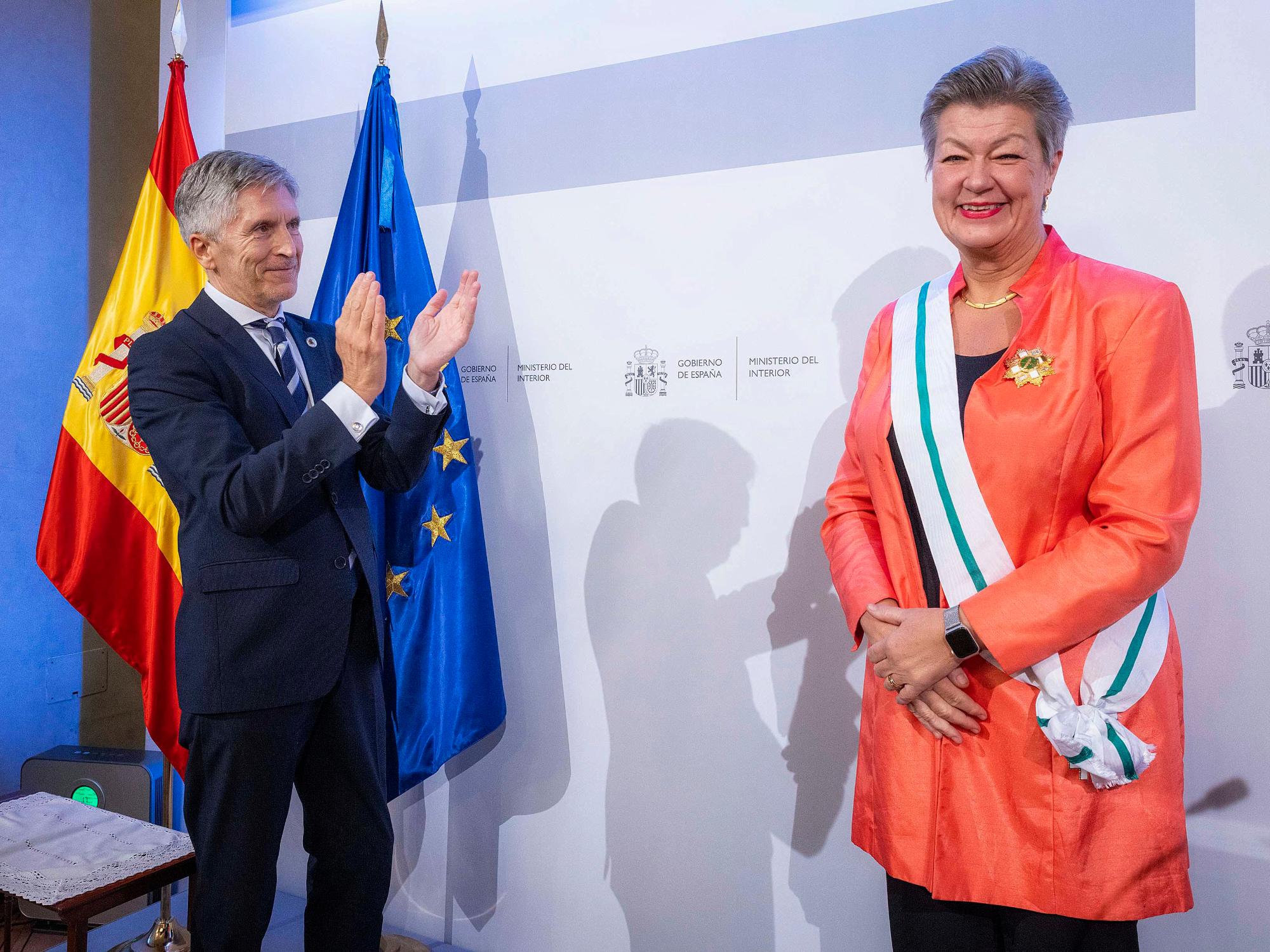Imagen del ministro del Interior en funciones, Fernando Grande-Marlaska, aplaudiendo a la comisaria de Interior de la Unión Europea, Ylva Johansson